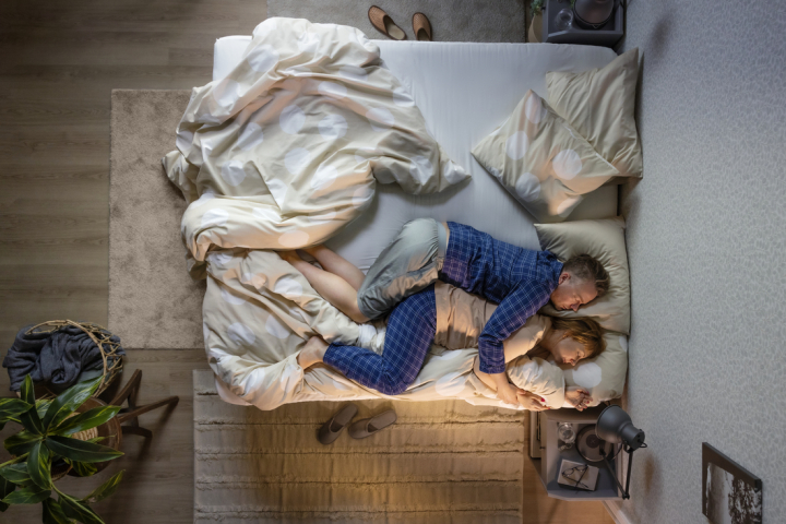 Una pareja durmiendo en una cama.