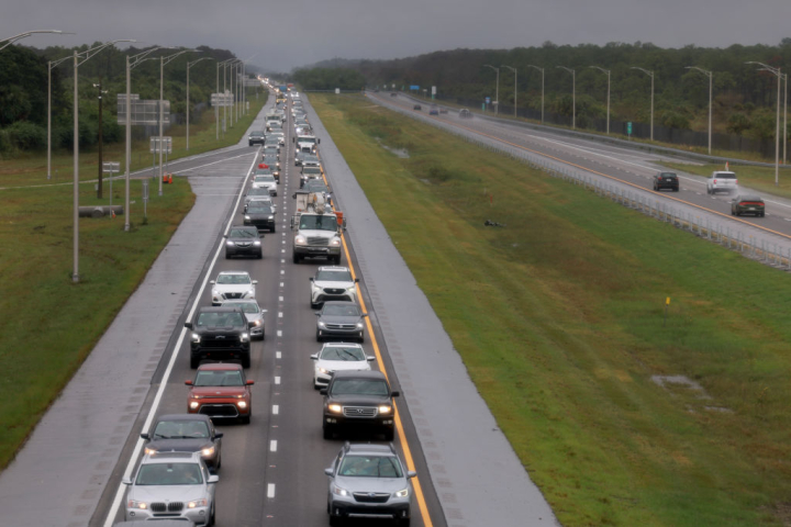 Atasco en una de las autopistas del estado de Florida (EE UU) por las evacuaciones ante el temporal Milton.