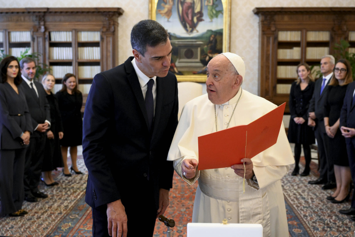 Pedro Sánchez y el papa Francisco.