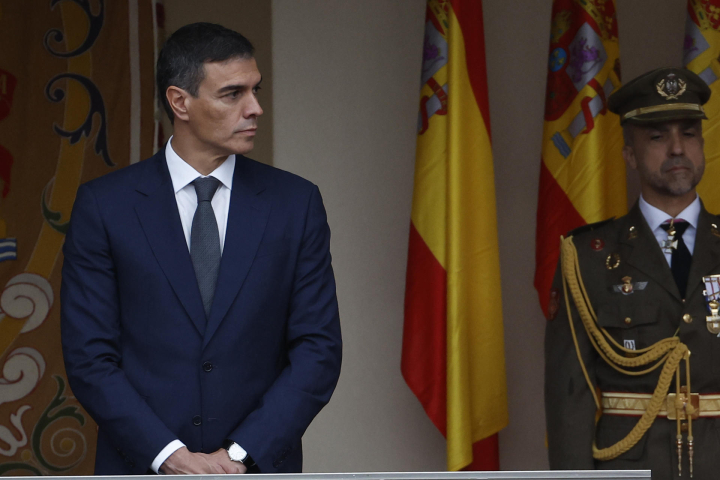 Pedro Sánchez en la tribuna de autoridades del desfile del 12 de octubre.