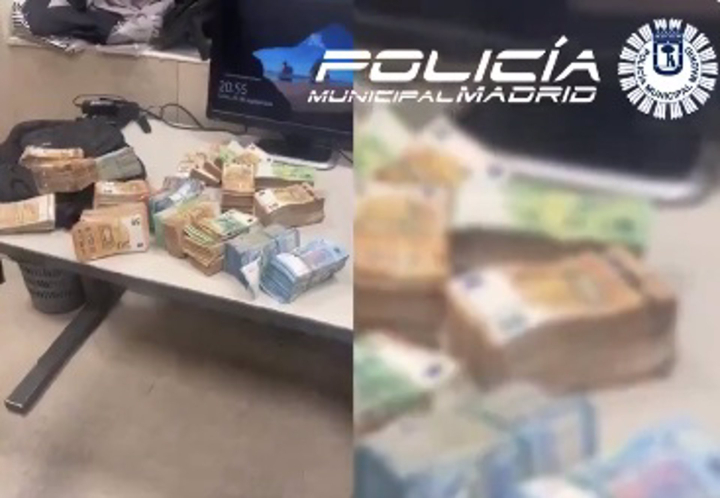 Las imágenes del dinero aprehendido tras la persecución policial.