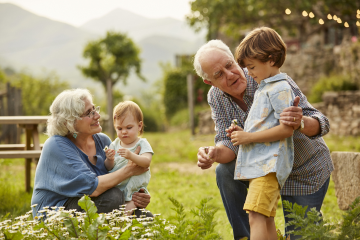 Abuelos con sus nietos.