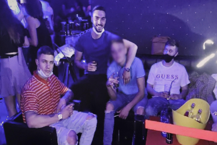 Fotografía tomada al monitor de la sala de prensa a la que el TSXG suministra la señal del juicio, en la que se puede ver a varios de los acusados en el Pub Andén de A Coruña, minutos antes de la agresión que terminaría con la vida de Samuel durante la sesión de este jueves a la Audiencia Provincial de A Coruña donde continúa el juicio por el asesinato del joven Samuel Luiz.