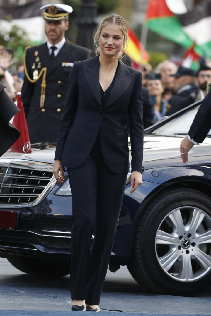 La princesa de Asturias con un traje de chaqueta tipo esmoquin negro en los Premios Princesa de Asturias.