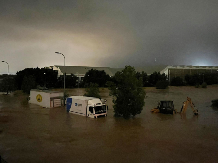 alt="alt="Camiones y un vehículo de construcción parcialmente sumergidos en las inundaciones que han tenido lugar en la provincia de Valencia""