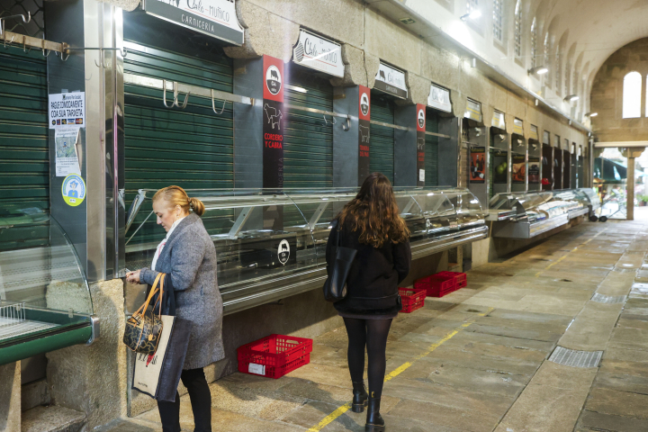 Las fuerzas de seguridad investigan esta mañana el homicidio de Antonio Costa, propietario del puesto de carne Chelo & Muñico que se ha producido esta mañana a primera hora en la plaza de Abastos de Santiago.