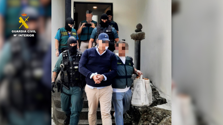 La Guardia Civil ha detenido a un empresario por varios delitos económicos, acusado de defraudar más de 800.000 euros evadiendo el pago del IPSI, impuesto local de Melilla, con más de 2.000 afectados no solo en la ciudad autónoma, sino también en otras provincias como Madrid, Málaga, Ceuta, Almería, Cádiz y Murcia. Según ha informado el instituto armado en una nota, la denominada operación MonopolioLatente comenzó con una denuncia registrada en la Fiscalía de Melilla, ya que el autor se había hecho con la titularidad y administración de un número muy elevado de empresas de transporte de Melilla.