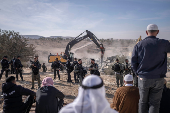Los habitantes beduínos de Umm al-Hiran contemplan impotentes la demolición del último edificio del pueblo antes de ser convertido en una colonia solo para judíos.
