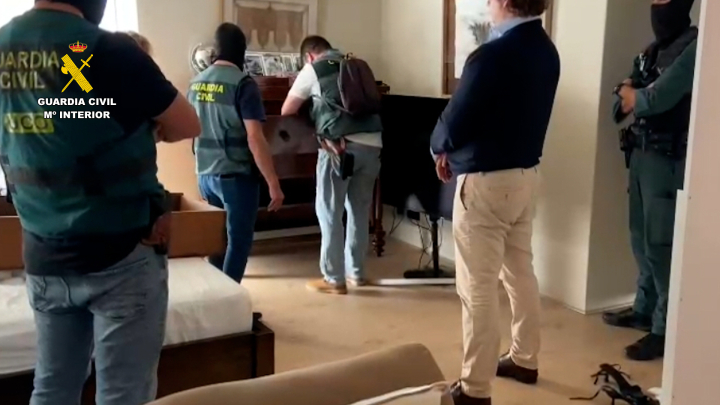 Según ha informado el instituto armado en una nota, la denominada operación 'Monopolio Latente' comenzó con una denuncia registrada en la Fiscalía de Melilla, ya que el autor se había hecho con la titularidad y administración de un número muy elevado de empresas de transporte de Melilla.