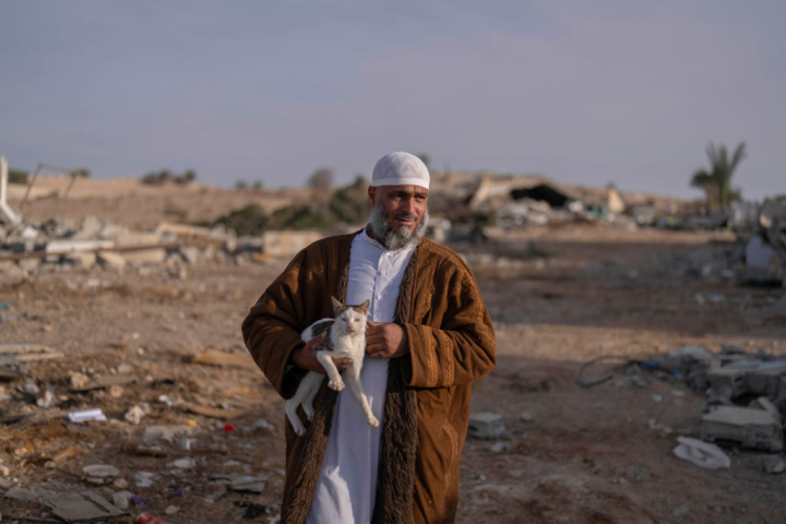 Un habitante del pueblo de Umm al-Hiran se marcha con su gato mientras las fuerzas israelíes echan abajo el último edificio y desalojan a la población para convertirlo en una colonia.