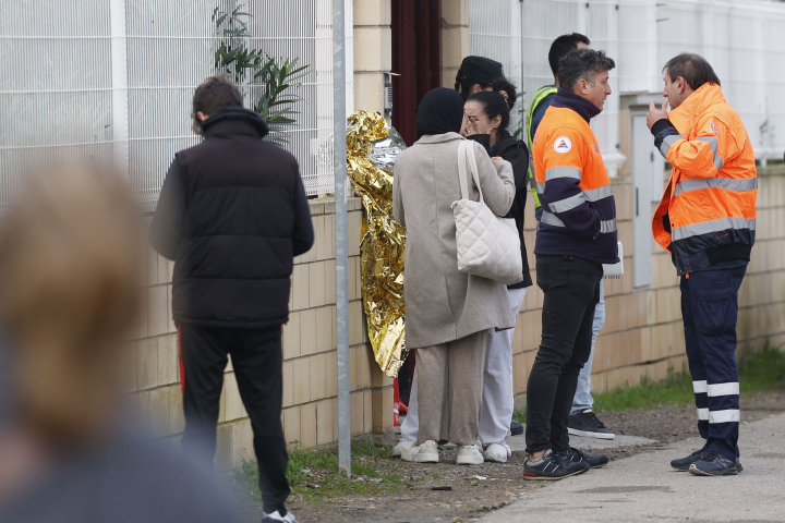 El incendio declarado esta madrugada en una residencia de mayores de Villafranca de Ebro (Zaragoza), en el que han muerto diez personas, se desarrolló en un ala del edificio, de una sola planta, y provocó gran cantidad de humo, saturando prácticamente todo el recinto. Además de las diez víctimas mortales, al parecer por inhalación de humo, otras dos personas han resultado heridas y han sido trasladadas en estado crítico al hospital Royo Villanova.