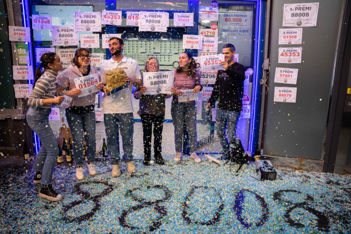 Celebración en una de las administraciones que repartió El Gordo del año pasado, el 88008.