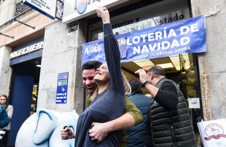 Celebración frente a la administración que repartió el 5490, El Gordo de 2022, en la céntrica calle Arenal, en Madrid.