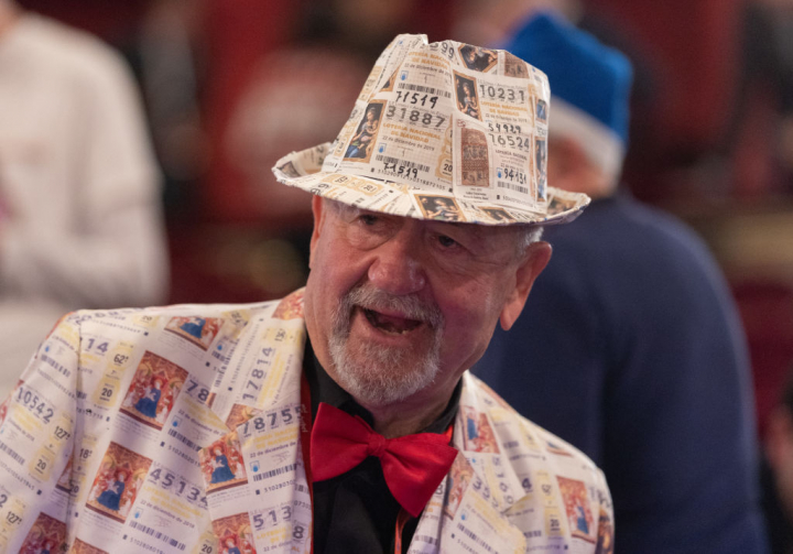 Una persona disfrazada en el Teatro Real de Madrid, durante el sorteo de lotería navideña de 2022.