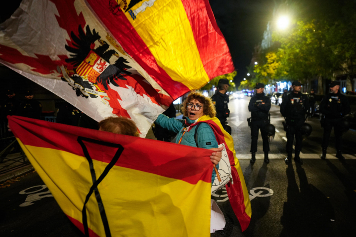 Decenas de personas se concentran en la calle Ferraz de Madrid, frente la sede del PSOE.