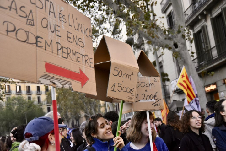 Miles de personas se manifiestan en las calles de Barcelona por la vivienda.