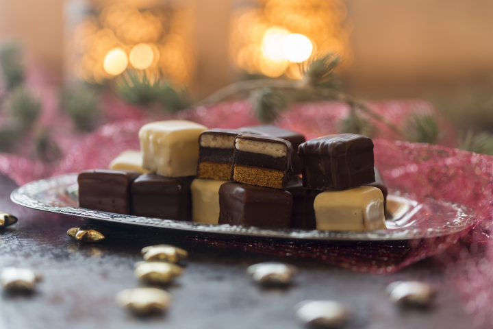 Unos bombones en una mesa con decorado navideño.