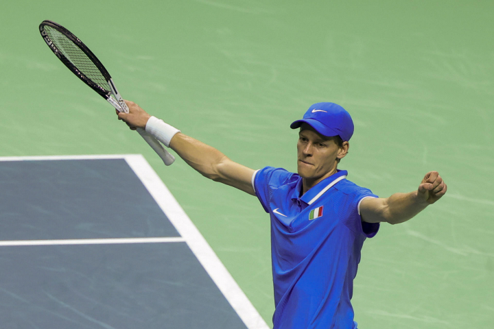 El italiano Jannik Sinner celebra su victoria en la final de la Copa Davis tras derrotar a Paises Bajos.