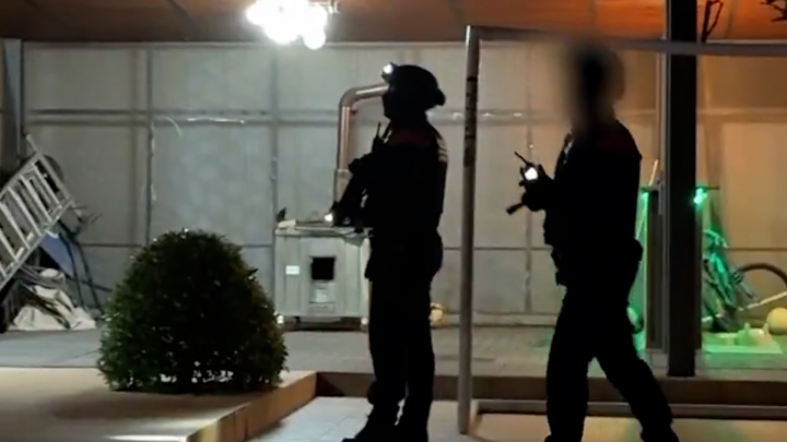 Un instante de una de las intervenciones de los Mossos, en el marco del macro operativo contra el narcotráfico y el blanqueo de capitales.
