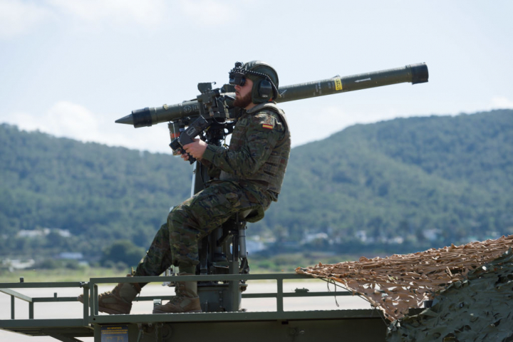 Un militar realiza maniobras con un misil en la isla de Ibiza.