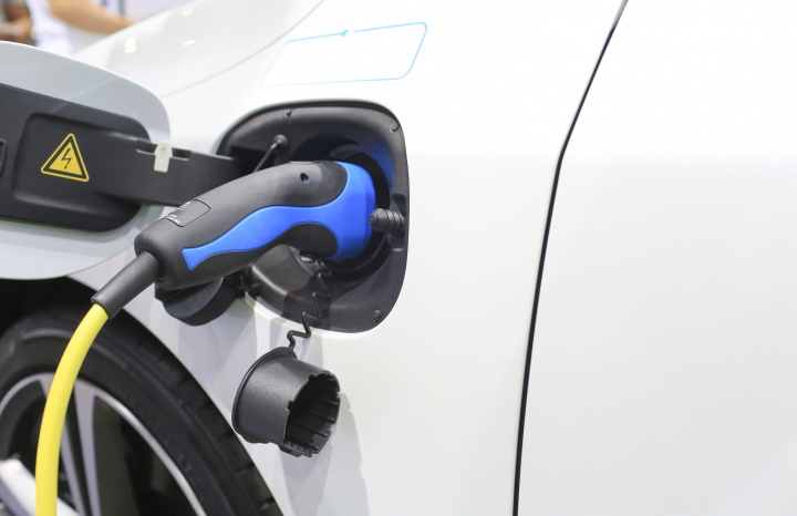 Imagen de archivo de un vehículo eléctrico, en carga.