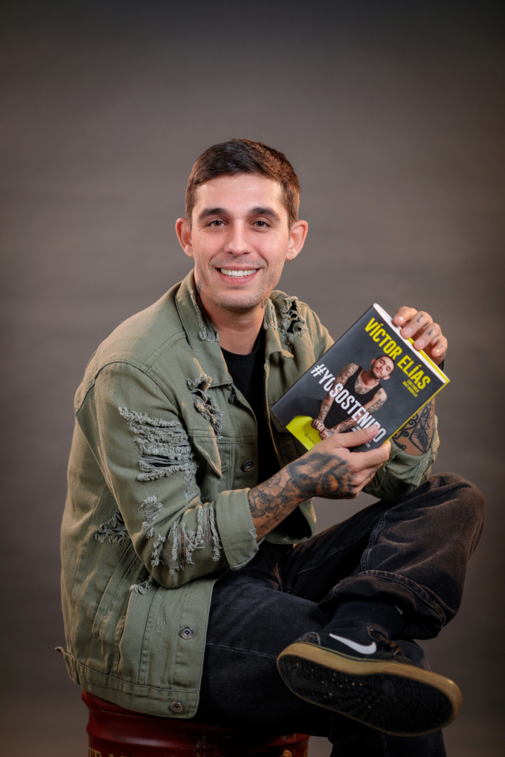 Víctor Elías con el libro, editado por Planeta.