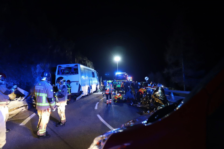 Los equipos de rescate atienden a los heridos en el lugar del accidente.