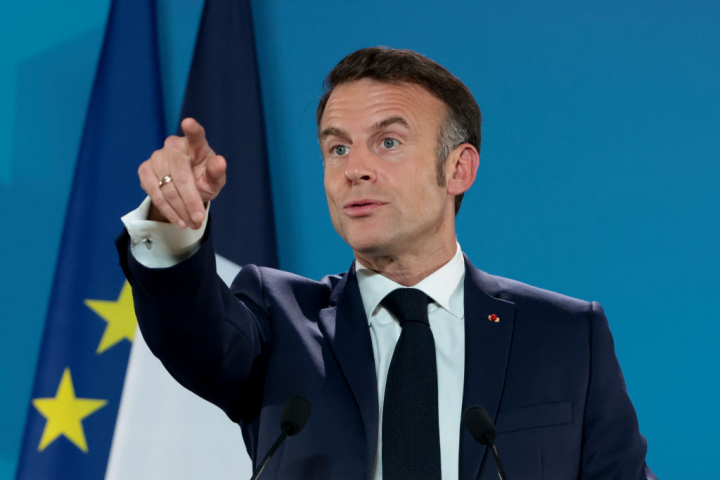 Emmanuel Macron gesticula durante una rueda de prensa en Bruselas