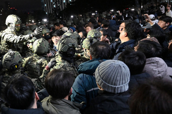 Enfrentamientos entre manifestantes y militares a las puertas de la Asamblea Nacional de Corea del Sur