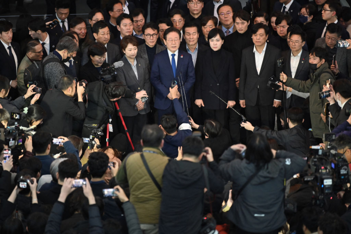 Lee Jae-myung, líder del Partido Democrático, opositor al presidente surcoreano, atiende a los medios dentro de la Asamblea
