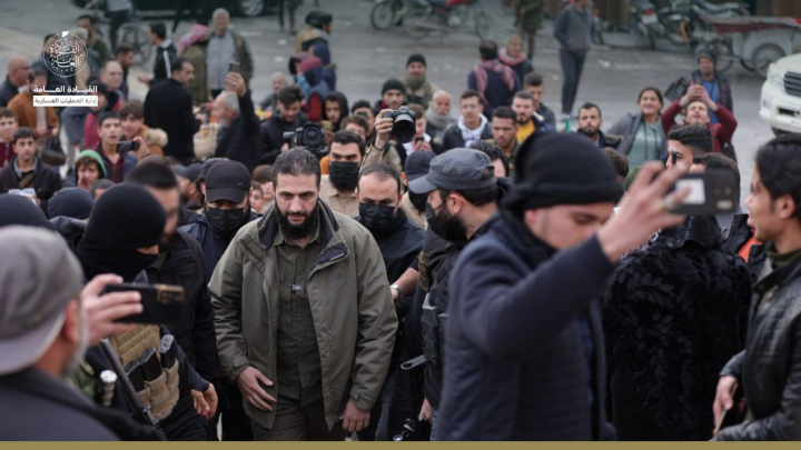 El líder islamista del Organismo de Liberación del Levante, Abu Mohamed al Jolani, durante su visita este miércoles a la ciudadela de Alepo, días después de que el grupo que encabeza capturase la segunda urbe más grande del país.