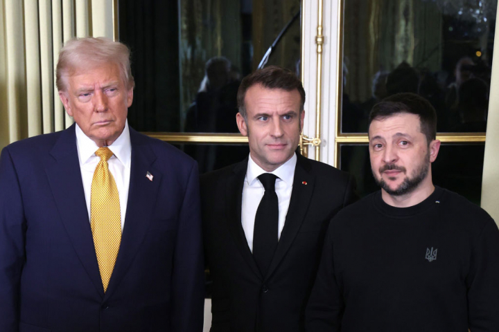 e izquierda a derecha; Donald Trump, Enmanuel Macron, y Volodímir Zelenski en el palacio del Eliseo en París.