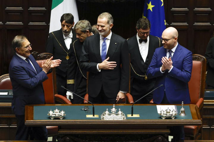 El rey Felipe VI es aplaudido durante su discurso de este martes en la Cámara de Diputados de Italia, en Roma.