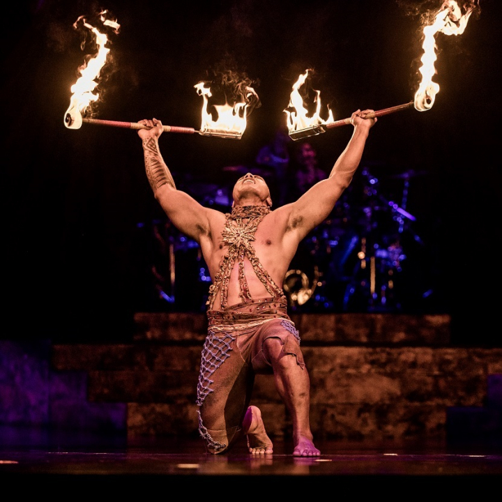 Baile de cuchillos de fuego de Falaniko Solomona Penesa en 'Alegría'.