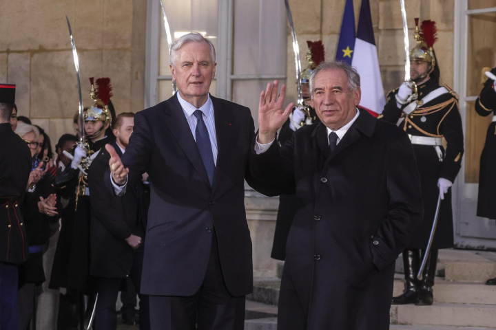 El ex primer ministro, Michel Barnier, junto a su sucesor, François Bayrou, este viernes en París.