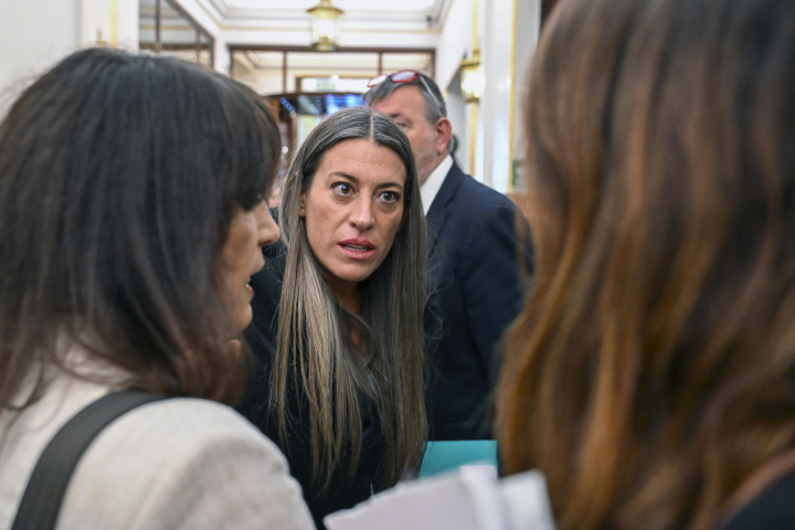 La portavoz de Junts, Miriam Nogueras en los pasillos del Congreso.