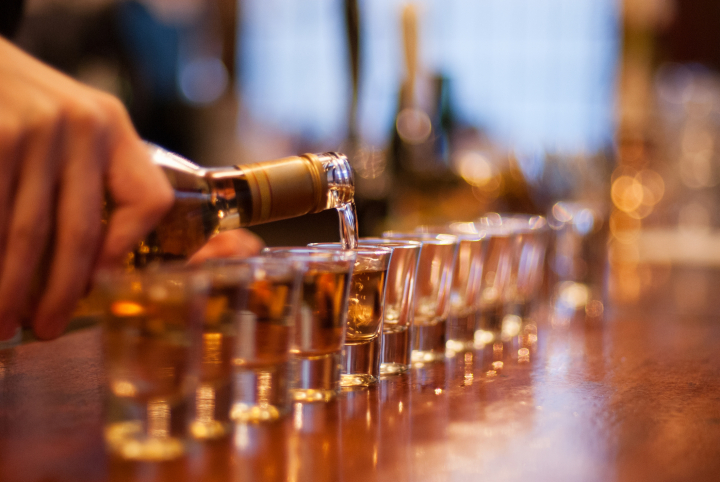 Un camarero sirve unos tragos.