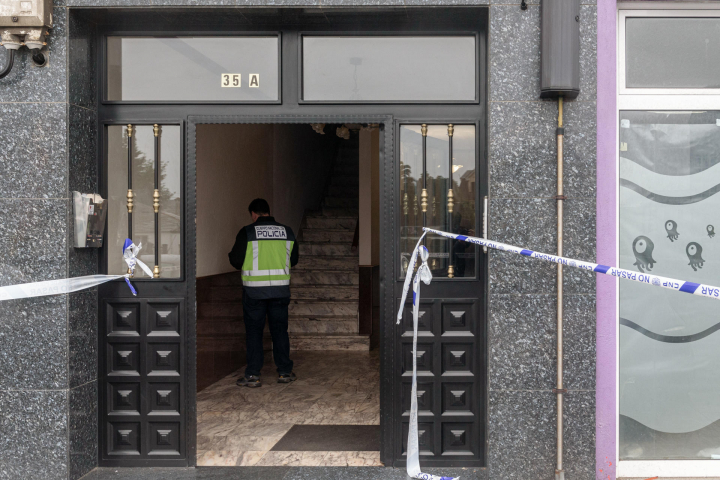 Imagen del portal donde ha sido asesinada este miércoles una mujer en Viveiro, en Galicia.
