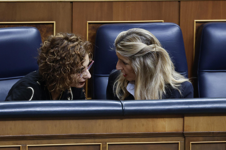 Yolanda Díaz y María Jesús Montero durante el plano del Congreso de los Diputados de este jueves.