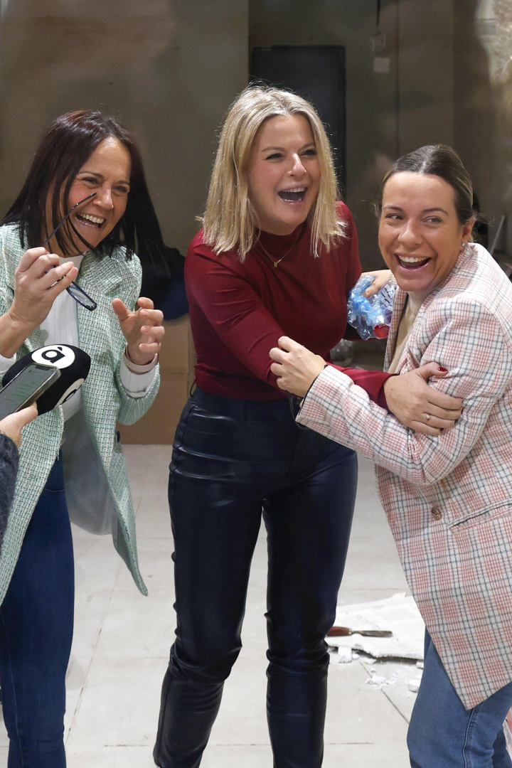 Marian y María José, las loteras de la administración número 5 de Catarroja, celebran su suerte.