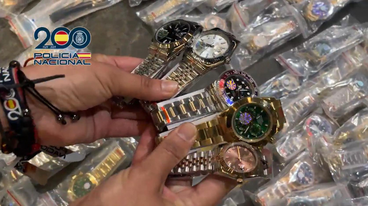 Imagen de algunos de los relojes de alta gama falsos que fueron intervenidos en el operativo.
