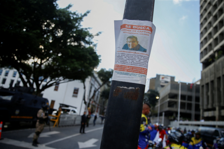 Cartel de 'Se busca' con el rostro del candidato opositor Edmundo González Urrutia en Caracas, Venezuela.