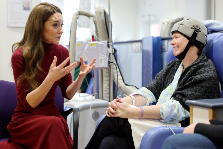 Kate Middleton, charlando con una paciente en el Royal Marsden Hospital.