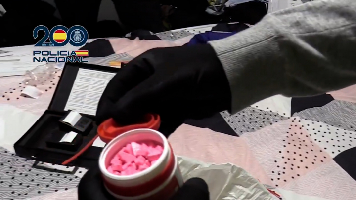 Parte de la droga aprehendida, en un bote de chicle.