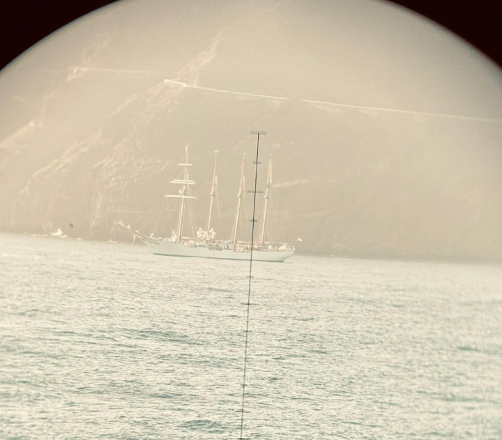 El buque escuela Juan Sebastián Elcano siendo apuntado por el buque de Acción Marítima Rayo