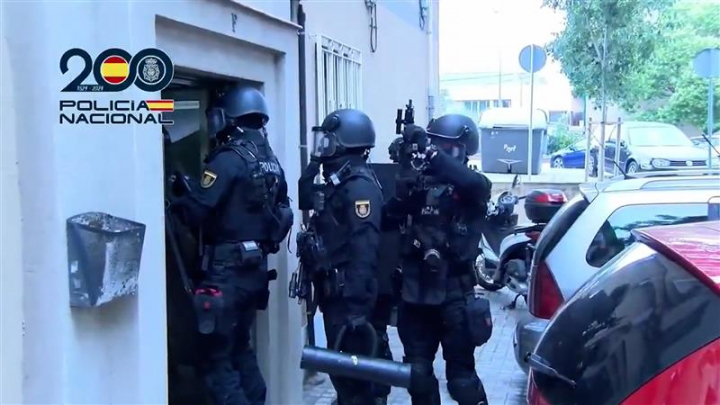 Los agentes de la Policía Nacional, durante la actuación policial.
