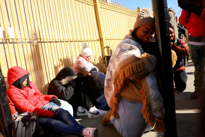 Migrantes colombianos en la frontera con Estados Unidos tras la cancelación del programa CBP, que daba citas para pedir asilo en suelo estadounidense.