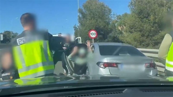 El momento en que los agentes arrestan a uno de los secuestradores.