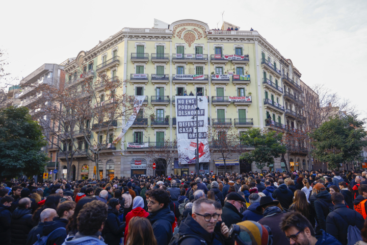 Cientos de vecinos y activistas se concentran frente a la Casa Orsola en apoyo al vecino de este emblemático edificio cuyo desahucio está previsto para esta mañana.El afectado es un profesor de 49 años que lleva 22 viviendo en la Casa Orsola, un símbolo de la crisis de la vivienda después de que en 2021 el fondo de inversiones Lioness Inversiones adquiriera sus dos fincas y anunciara a los vecinos que debían abandonar sus viviendas cuando finalizaran sus contratos.
