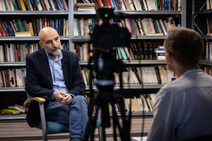 Néstor Rego (BNG), respondiendo a las preguntas de 'El HuffPost'.